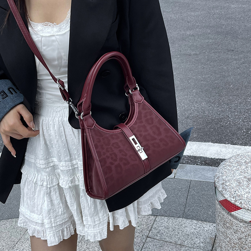 Кроссбоди чанта – PU материал, хоризонтална квадратна форма, заключване, скрит джоб с цип, полиестерна подплата