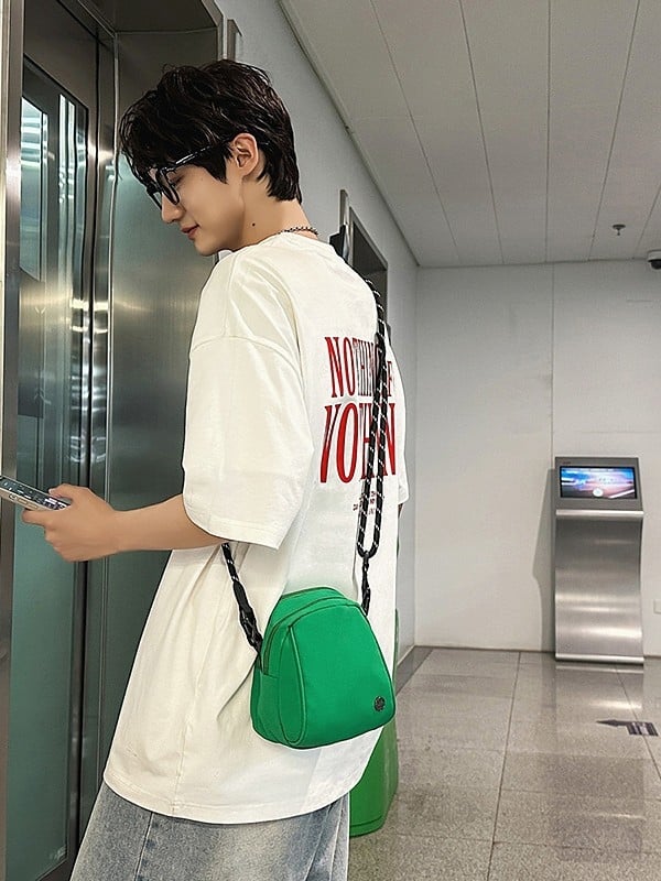 Geantă mini crossbody unisex, în formă de scoică, cu mai multe compartimente (din nailon; fermoar; buzunar interior laminat; curea simplă; căptușeală poliester)