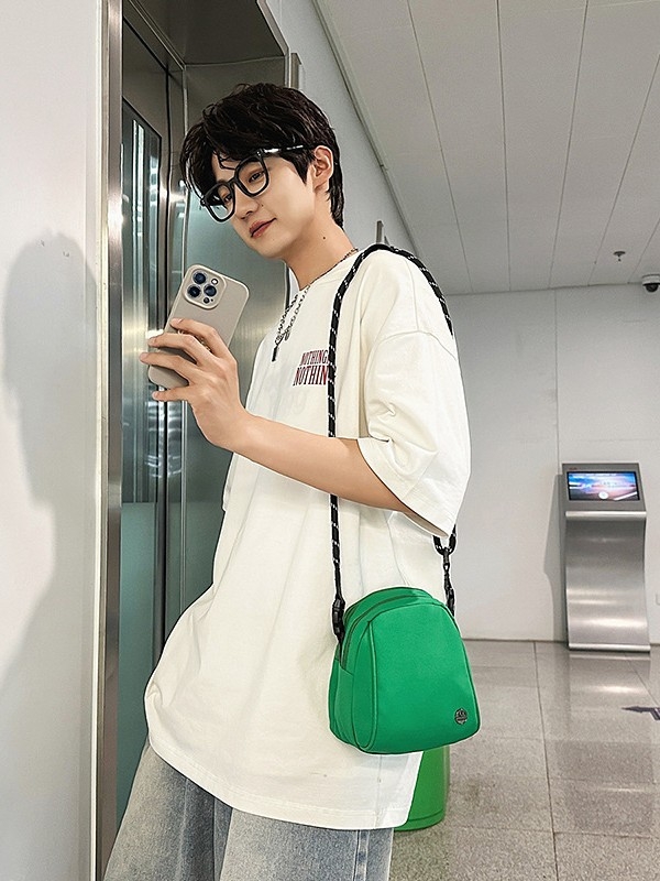 Geantă mini crossbody unisex, în formă de scoică, cu mai multe compartimente (din nailon; fermoar; buzunar interior laminat; curea simplă; căptușeală poliester)