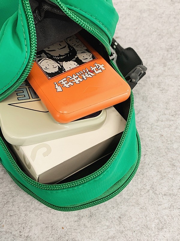 Geantă mini crossbody unisex, în formă de scoică, cu mai multe compartimente (din nailon; fermoar; buzunar interior laminat; curea simplă; căptușeală poliester)