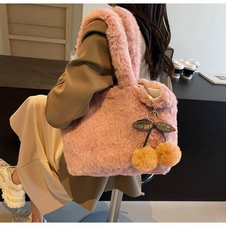 Plüss táska, városi minimalistikus stílus, téglalap alakú forma, nyitott felső, telefontartó zseb