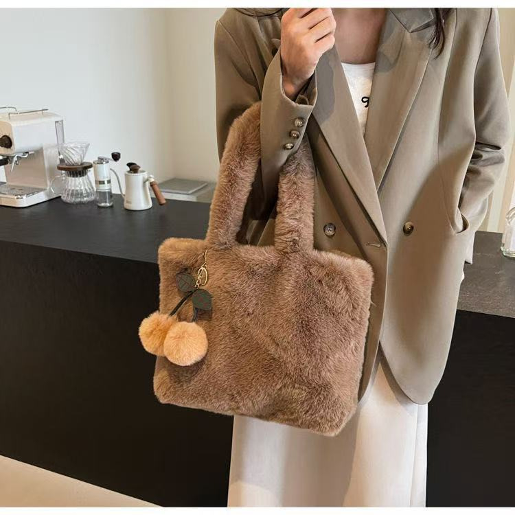 Plüss táska, városi minimalistikus stílus, téglalap alakú forma, nyitott felső, telefontartó zseb