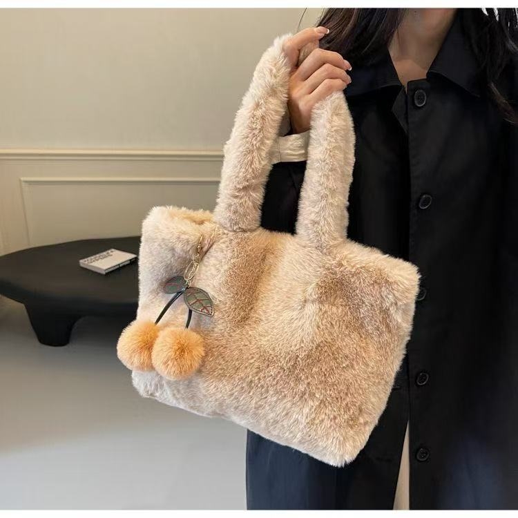 Plüss táska, városi minimalistikus stílus, téglalap alakú forma, nyitott felső, telefontartó zseb