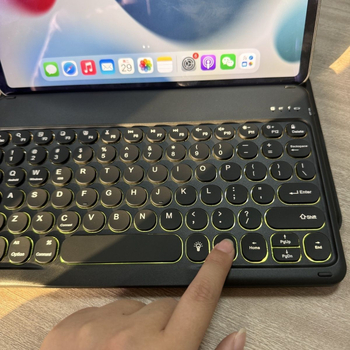 Bluetooth tipkovnica s osvjetljenjem u 7 boja - bežična, punjiva, univerzalna za tablete i mobitele