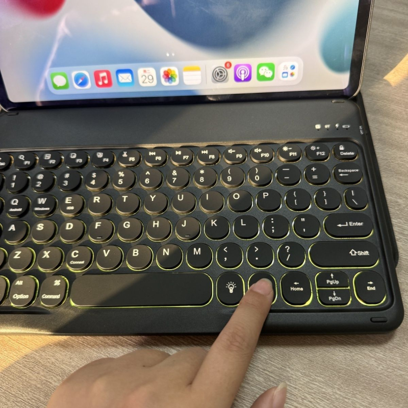 Bluetooth tipkovnica s osvjetljenjem u 7 boja - bežična, punjiva, univerzalna za tablete i mobitele