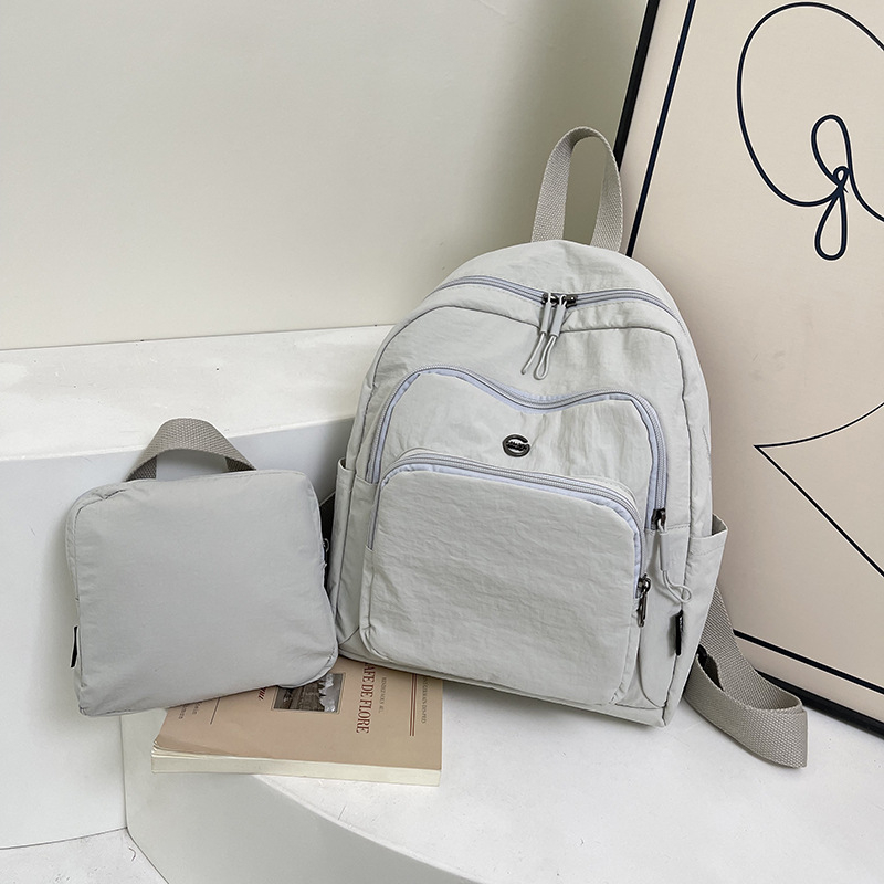 Nylon hátizsák szabadidős utazásokhoz, vízálló anyag, kapacitás 20 L alatt, görbült vállpántok