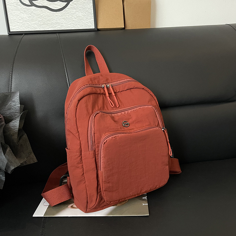 Nylon hátizsák szabadidős utazásokhoz, vízálló anyag, kapacitás 20 L alatt, görbült vállpántok