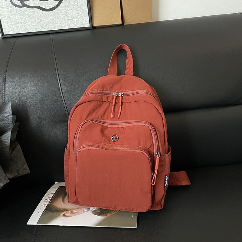 Nylon hátizsák szabadidős utazásokhoz, vízálló anyag, kapacitás 20 L alatt, görbült vállpántok