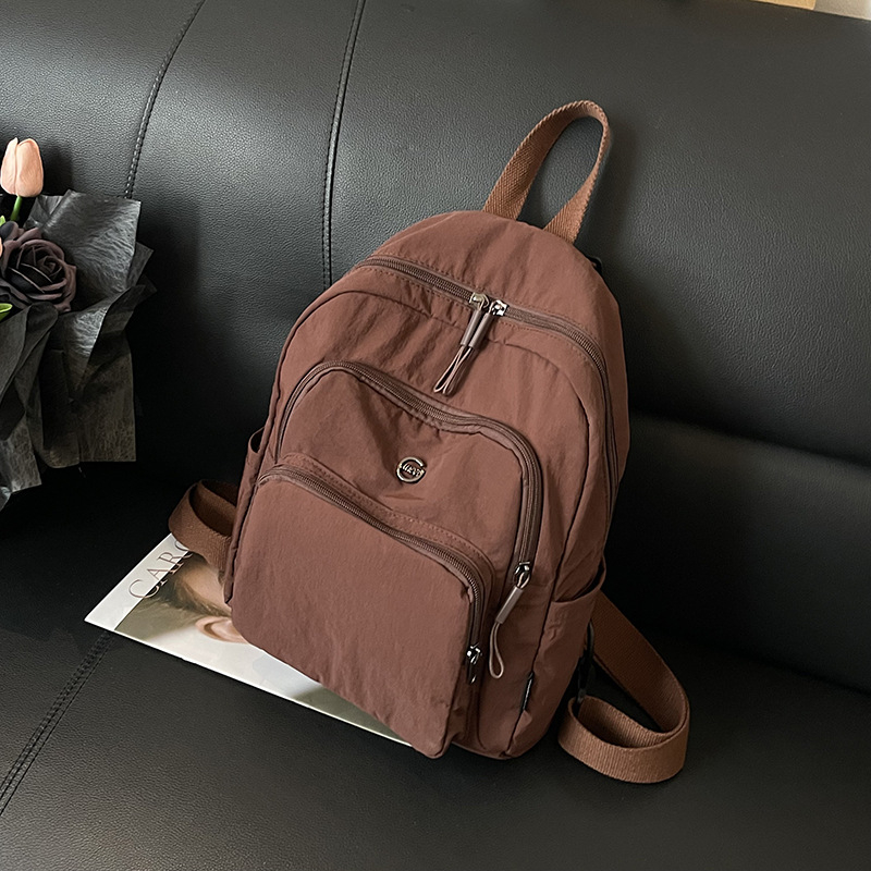 Nylon hátizsák szabadidős utazásokhoz, vízálló anyag, kapacitás 20 L alatt, görbült vállpántok