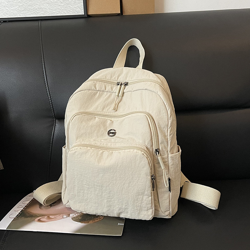 Nylon hátizsák szabadidős utazásokhoz, vízálló anyag, kapacitás 20 L alatt, görbült vállpántok