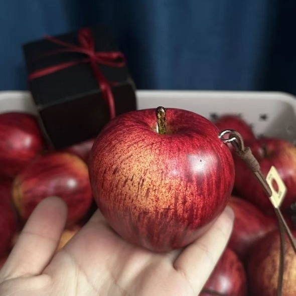 Pandantiv pentru mașină și breloc de geantă în formă de măr – design original, motiv fruct, material plastic/ rășină, brand Fine Fantasy Jewelry, toamna 2025