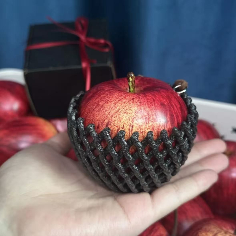 Pandantiv pentru mașină și breloc de geantă în formă de măr – design original, motiv fruct, material plastic/ rășină, brand Fine Fantasy Jewelry, toamna 2025