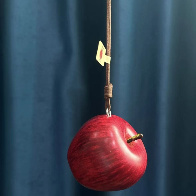 Pandantiv pentru mașină și breloc de geantă în formă de măr – design original, motiv fruct, material plastic/ rășină, brand Fine Fantasy Jewelry, toamna 2025