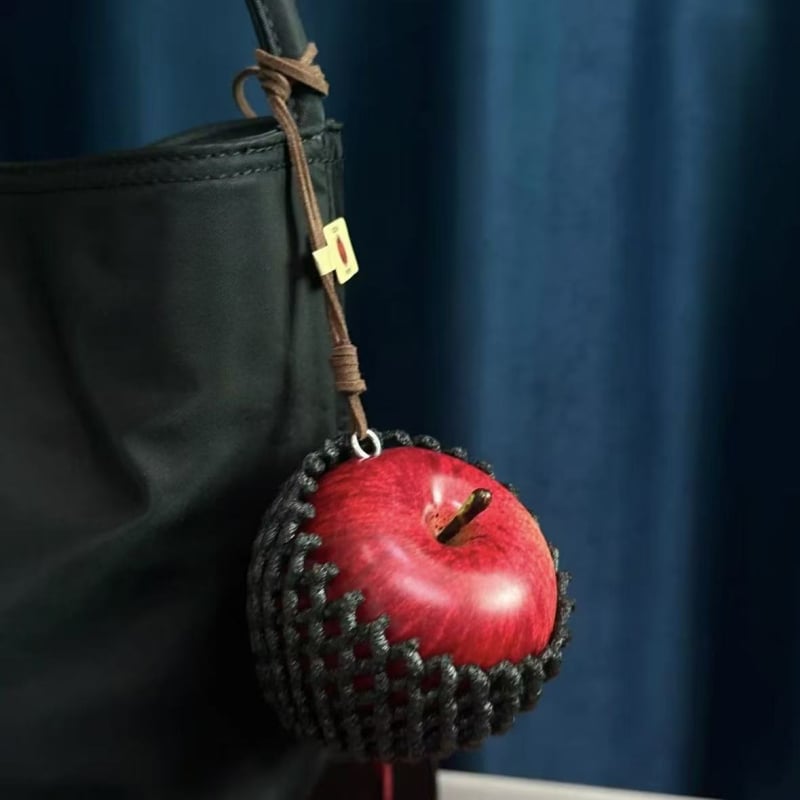 Pandantiv pentru mașină și breloc de geantă în formă de măr – design original, motiv fruct, material plastic/ rășină, brand Fine Fantasy Jewelry, toamna 2025