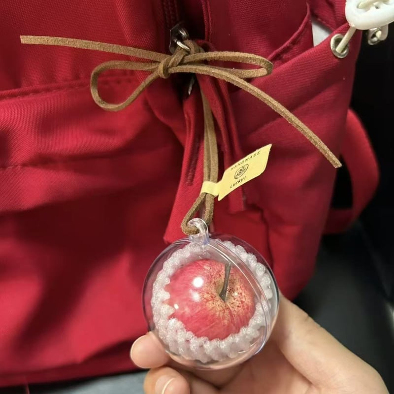 Pandantiv pentru mașină și breloc de geantă în formă de măr – design original, motiv fruct, material plastic/ rășină, brand Fine Fantasy Jewelry, toamna 2025