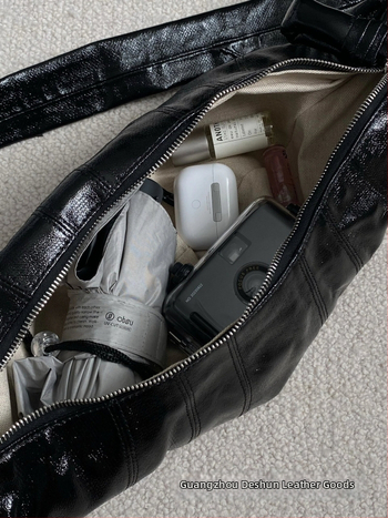 Carla Cheen Dömping-stílusú válltáska, pamut és len anyag, cipzár, belső telefontáska, 3D külső dizájn