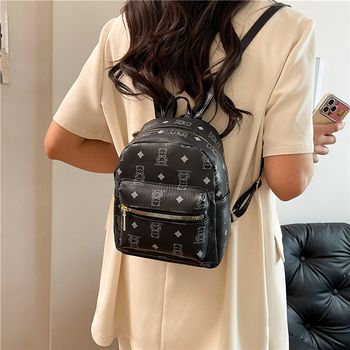 Koreai stílusú hátizsák PU anyagból, tavasz 2025, cipzár, belső zseb a telefon számára