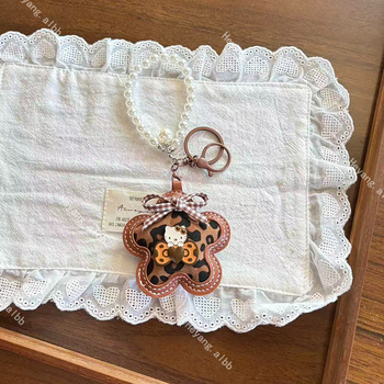 Táska kulcstartó: rajzfilmszerű macska csillaggal és gyönggyel, műbőr, félig kézi készítés, őszi 2025