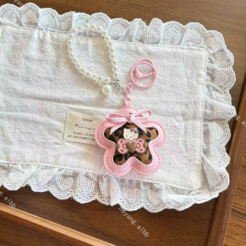 Táska kulcstartó: rajzfilmszerű macska csillaggal és gyönggyel, műbőr, félig kézi készítés, őszi 2025