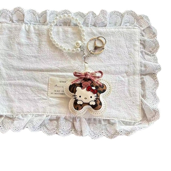 Táska kulcstartó: rajzfilmszerű macska csillaggal és gyönggyel, műbőr, félig kézi készítés, őszi 2025