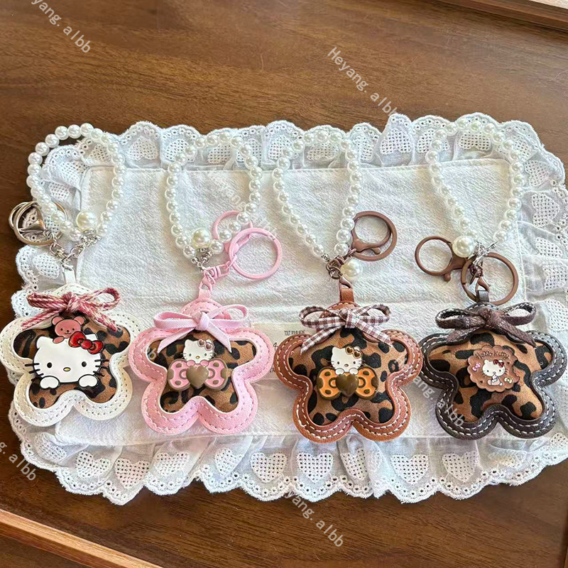 Táska kulcstartó: rajzfilmszerű macska csillaggal és gyönggyel, műbőr, félig kézi készítés, őszi 2025