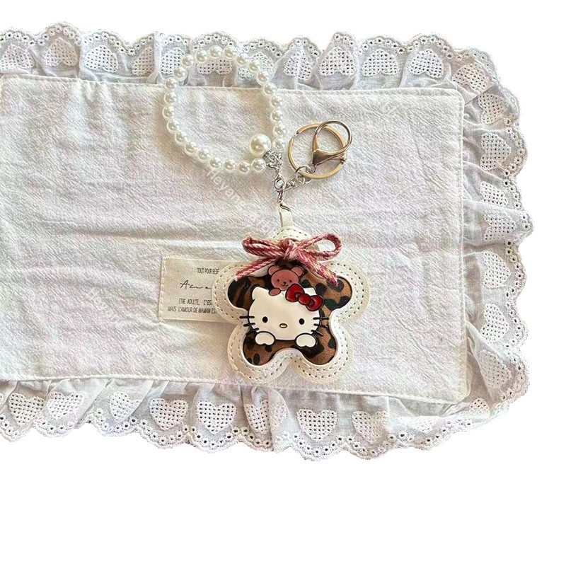 Táska kulcstartó: rajzfilmszerű macska csillaggal és gyönggyel, műbőr, félig kézi készítés, őszi 2025