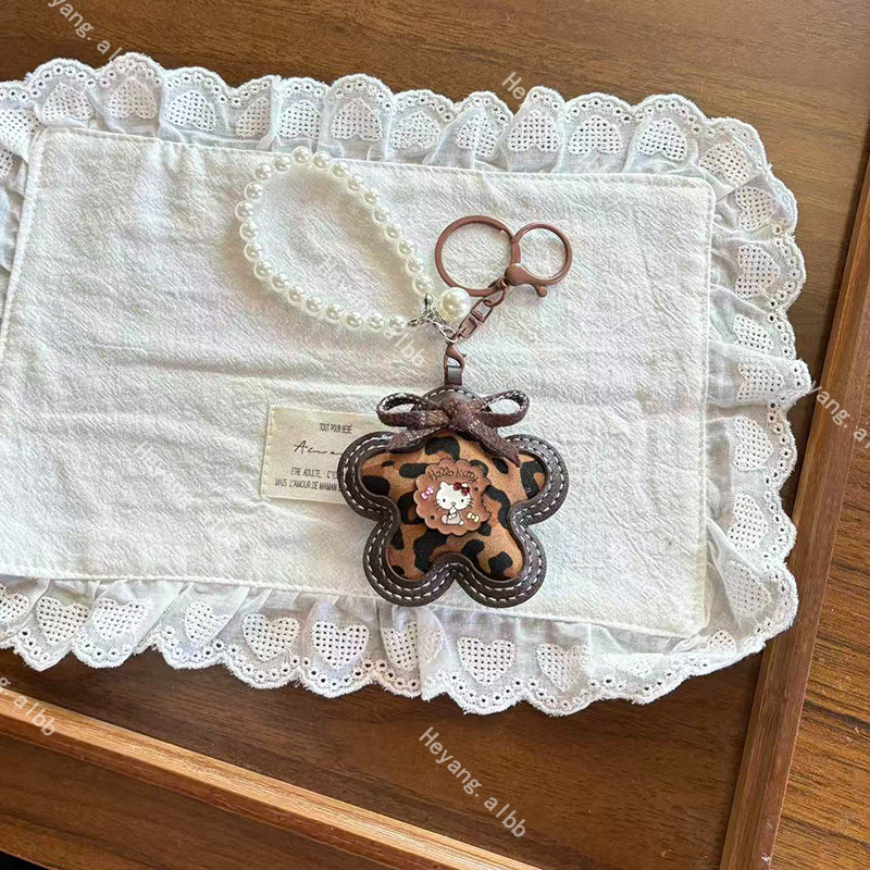 Táska kulcstartó: rajzfilmszerű macska csillaggal és gyönggyel, műbőr, félig kézi készítés, őszi 2025