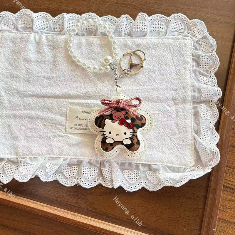 Táska kulcstartó: rajzfilmszerű macska csillaggal és gyönggyel, műbőr, félig kézi készítés, őszi 2025