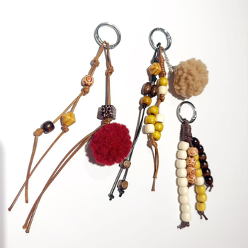 Kulcstartó szőrös golyóval – kreatív dizájn, OL-stílusú divat, egyedileg csomagolva