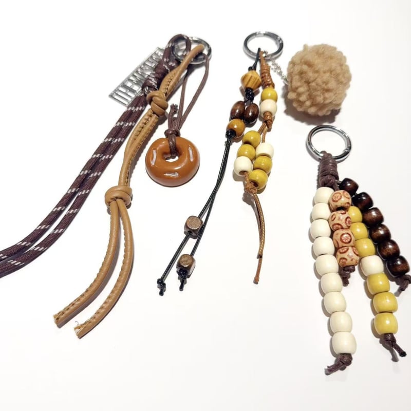 Kulcstartó szőrös golyóval – kreatív dizájn, OL-stílusú divat, egyedileg csomagolva