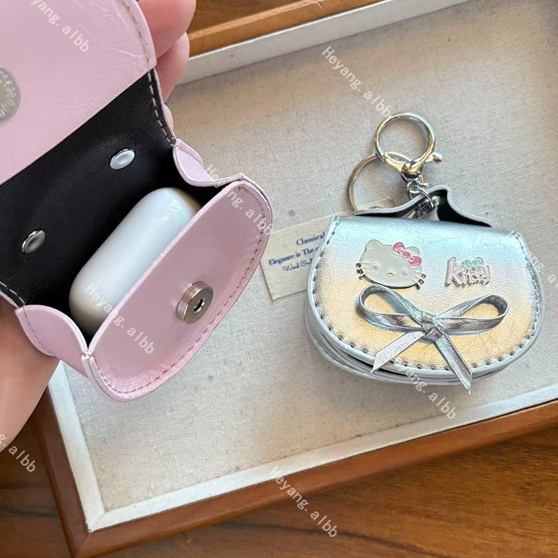 Rajzfilmszerű macska fülhallgató táska függő — műbőr; stílus: rajzfilm, táska dísz; friss és édes; 2025 ősz kiadás