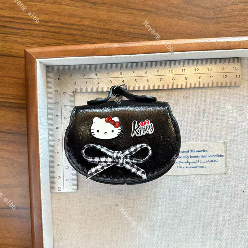 Rajzfilmszerű macska fülhallgató táska függő — műbőr; stílus: rajzfilm, táska dísz; friss és édes; 2025 ősz kiadás