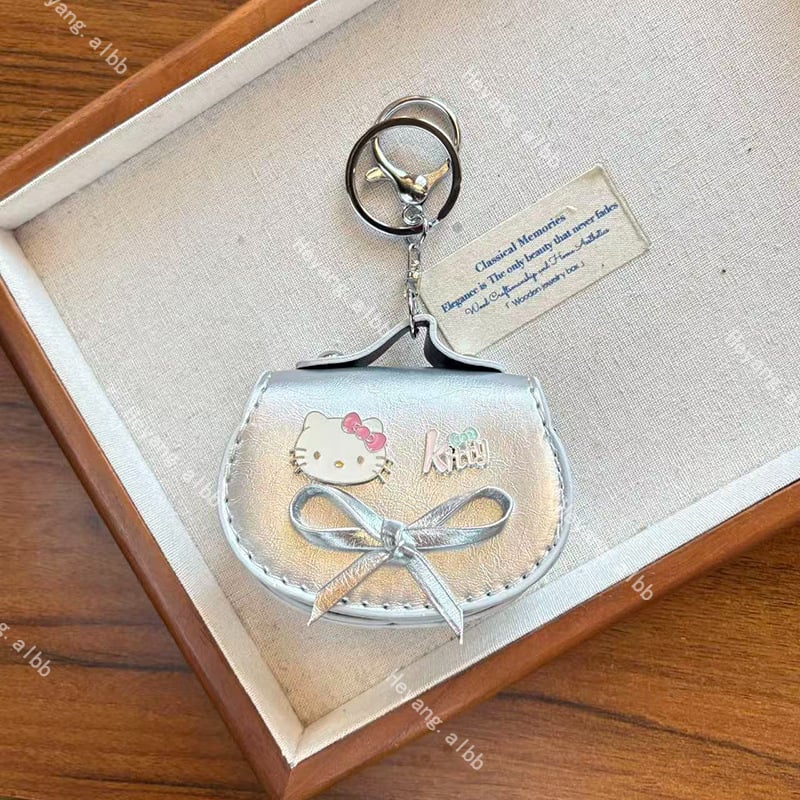 Rajzfilmszerű macska fülhallgató táska függő — műbőr; stílus: rajzfilm, táska dísz; friss és édes; 2025 ősz kiadás