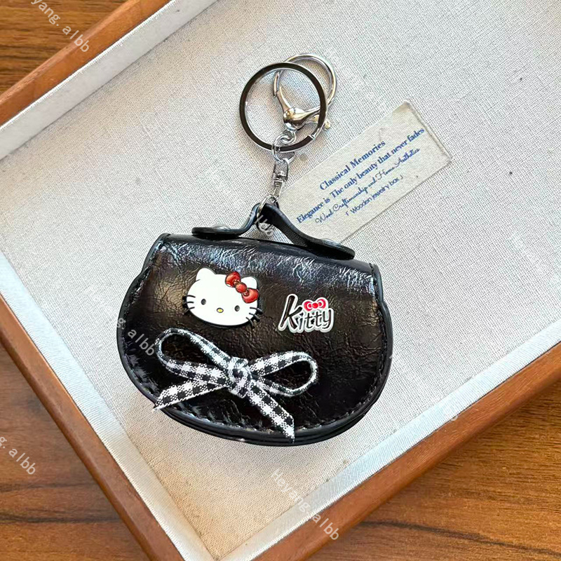 Rajzfilmszerű macska fülhallgató táska függő — műbőr; stílus: rajzfilm, táska dísz; friss és édes; 2025 ősz kiadás