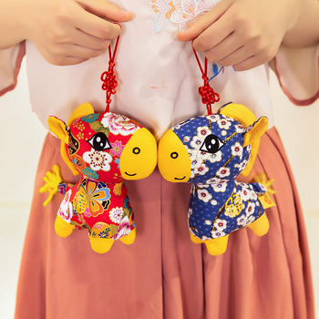 Плюшено конче‑ключодържател в китайски стил плат, персонализируеми мостри, пълнеж PP памук, опаковка в мрежеста торбичка, подходящо за деца 7–14 години.