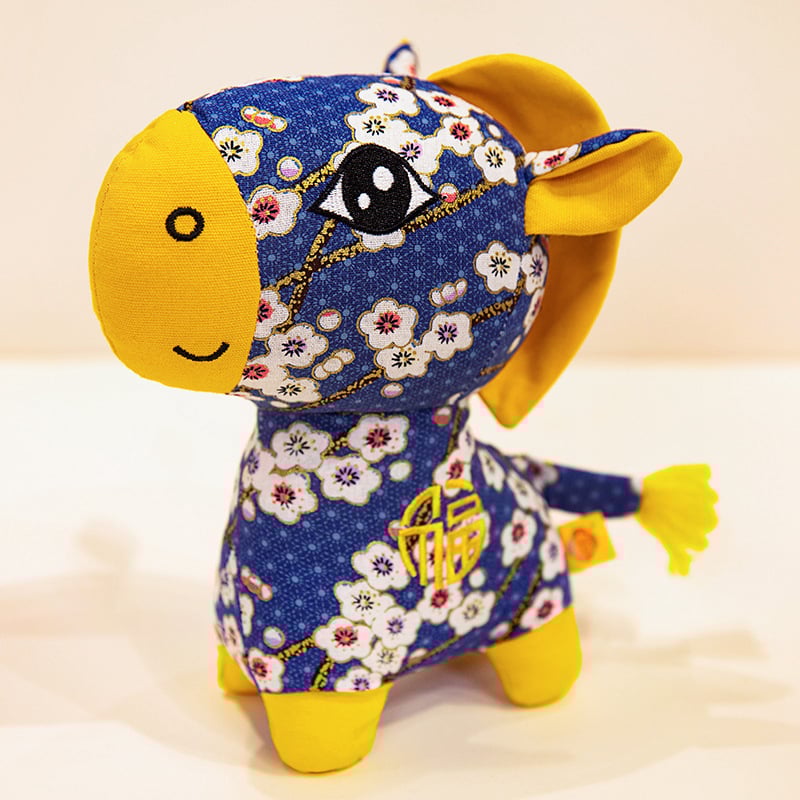 Плюшено конче‑ключодържател в китайски стил плат, персонализируеми мостри, пълнеж PP памук, опаковка в мрежеста торбичка, подходящо за деца 7–14 години.