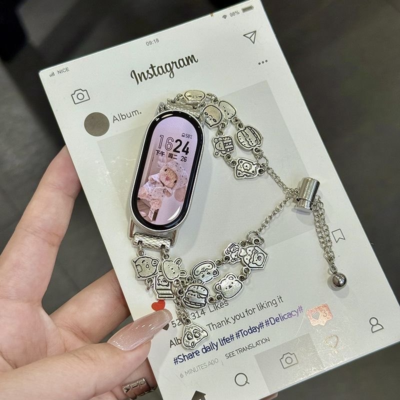 Brățară metal NFC Crayon Shin-Chan Gingerbread Man pentru Mi Band 10 - lățime 18 mm, închidere Snap, compatibilă cu Apple, Huawei și altele