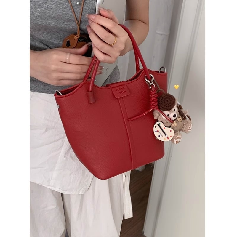 Дамска чанта тип кофа PU материал, магнитно закопчаване, подплата полиестер, с една презрамка