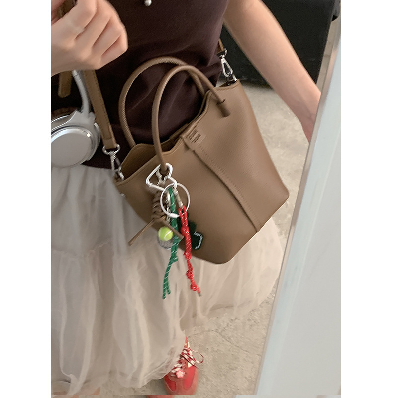 Дамска чанта тип кофа PU материал, магнитно закопчаване, подплата полиестер, с една презрамка