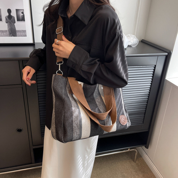 Geantă Tote din canvas pentru femei, formă orizontală pătrată, închidere cu fermoar, căptușeală poliester, buzunare interioare: buzunar cu fermoar ascuns, buzunar pentru telefon, buzunar pentru ID, Primăvara 2025