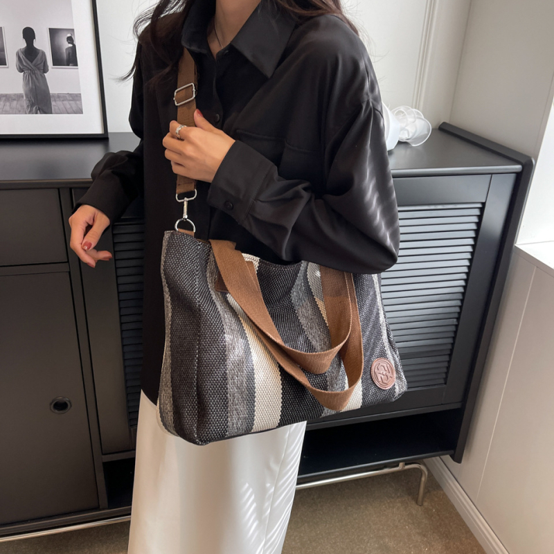 Geantă Tote din canvas pentru femei, formă orizontală pătrată, închidere cu fermoar, căptușeală poliester, buzunare interioare: buzunar cu fermoar ascuns, buzunar pentru telefon, buzunar pentru ID, Primăvara 2025