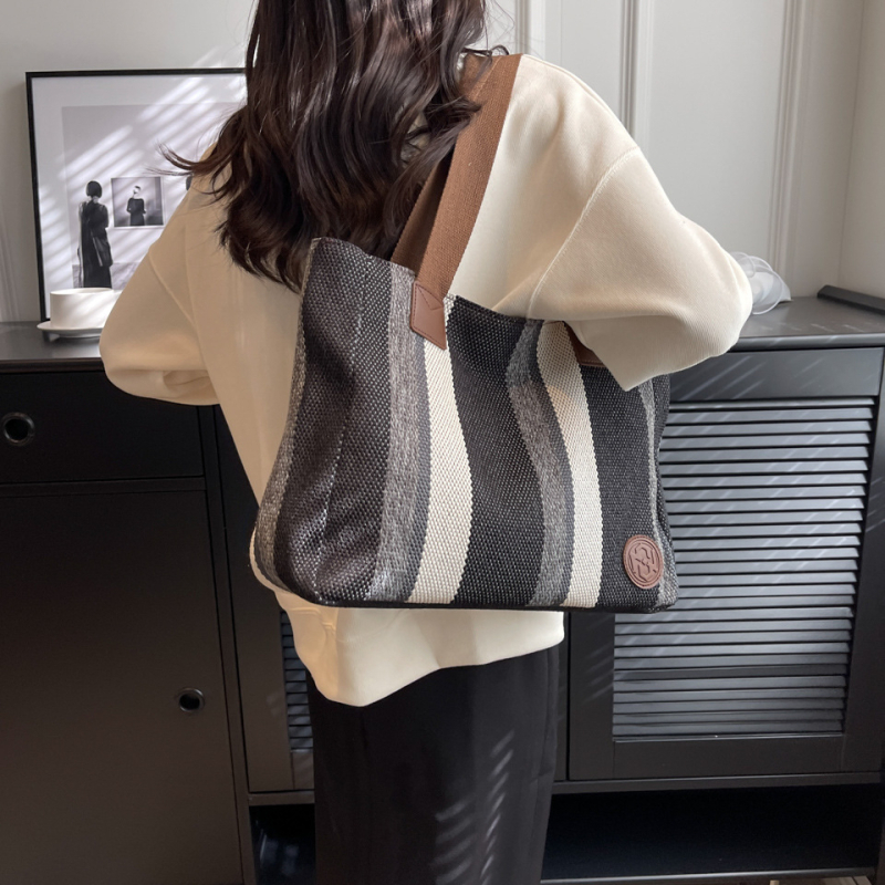 Geantă Tote din canvas pentru femei, formă orizontală pătrată, închidere cu fermoar, căptușeală poliester, buzunare interioare: buzunar cu fermoar ascuns, buzunar pentru telefon, buzunar pentru ID, Primăvara 2025