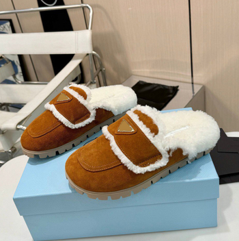 Női gyapjú baotou papucs, felső anyaga tehén velúr; belső anyaga juh gyapjú; talp: gumi; talp vastagság: 0–3 cm; csúszásgátló, kényelmes