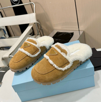 Női gyapjú baotou papucs, felső anyaga tehén velúr; belső anyaga juh gyapjú; talp: gumi; talp vastagság: 0–3 cm; csúszásgátló, kényelmes