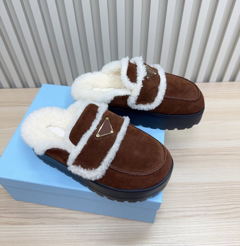 Női gyapjú baotou papucs, felső anyaga tehén velúr; belső anyaga juh gyapjú; talp: gumi; talp vastagság: 0–3 cm; csúszásgátló, kényelmes