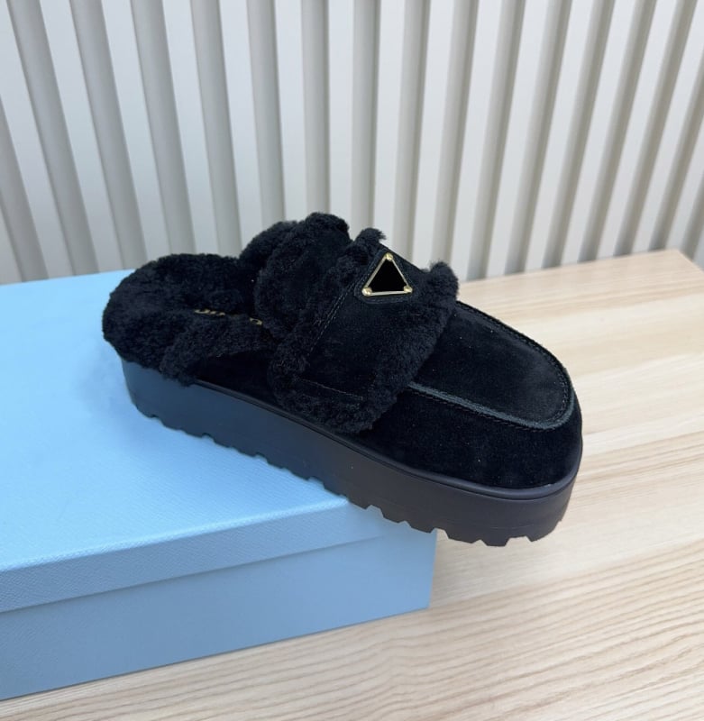 Női gyapjú baotou papucs, felső anyaga tehén velúr; belső anyaga juh gyapjú; talp: gumi; talp vastagság: 0–3 cm; csúszásgátló, kényelmes