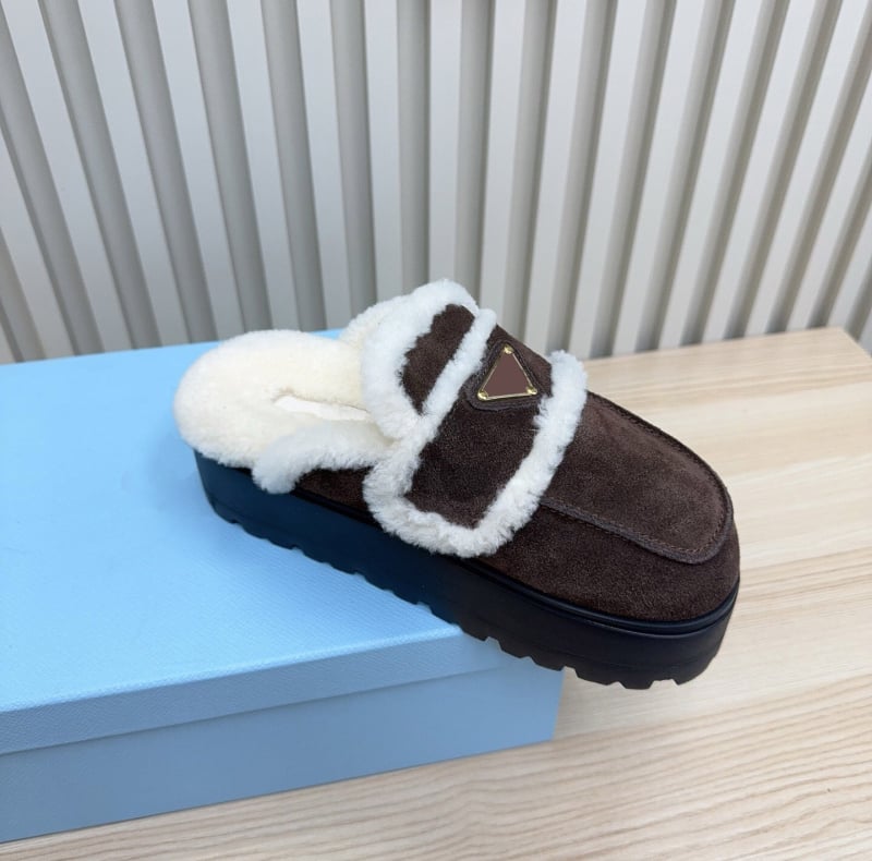 Női gyapjú baotou papucs, felső anyaga tehén velúr; belső anyaga juh gyapjú; talp: gumi; talp vastagság: 0–3 cm; csúszásgátló, kényelmes