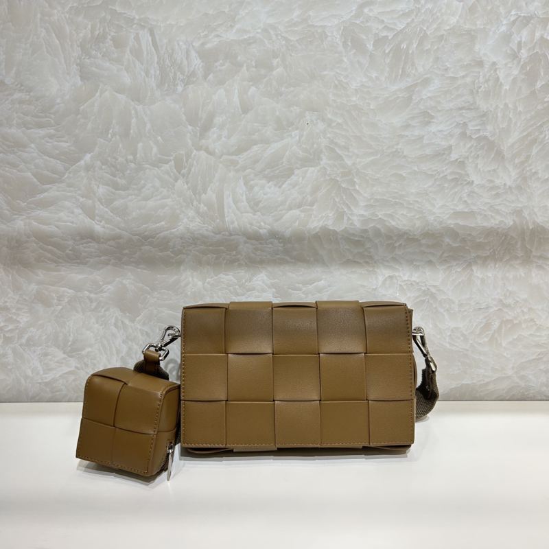 Muška crossbody torbica od prave kože, pleteni uzorak, ulični stil, ultra lagana, uključuje malu torbicu, jesen 2025