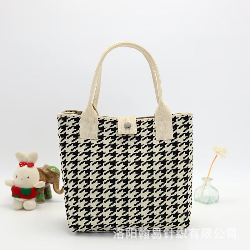 Houndstooth tote torba, urban stil, poliester, uspravna kvadratna silueta, magnetsko zatvaranje, unutarnji džepovi za telefon, ID, prijenosno računalo i kamera