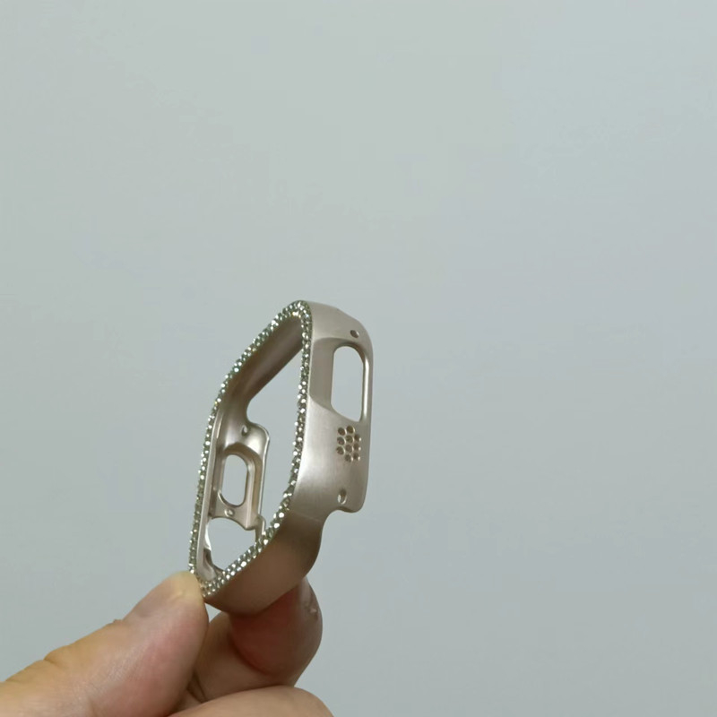 Apple Watch Series 11 tokkal — üreges keret egyetlen gyémánttal, kompatibilis S10, anyag PC